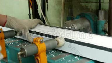 生产和制造<strong>PVC</strong>窗户，一名女工在机器上安装<strong>PVC</strong>型材，并钻一个洞。